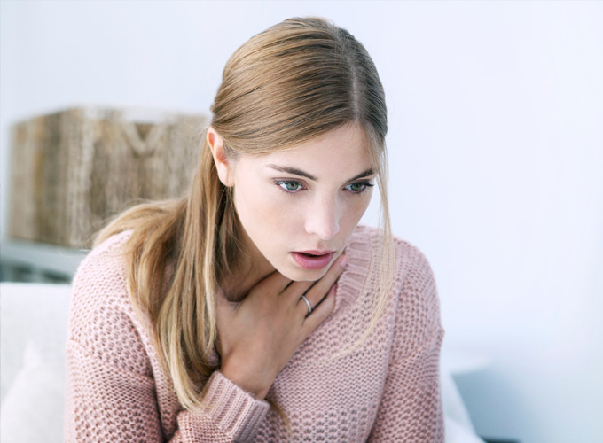 giovane donna problemi respiratori giovane donna problemi respiratori